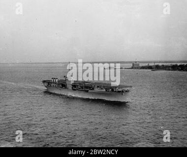 Le nouvel aérodrome flottant de la marine américaine est en cours d'essai . Construit pour un coût de plus de quatre millions de livres , l'USS Ranger (CV-4) , le plus récent et le plus moderne des porte-avions , subit ses essais avant d'être pris en charge par la Marine américaine . Elle est le premier vaisseau conçu et construit comme un transporteur dès le début , les autres transporteurs américains , l'USS Langley et l'USS Lexington , ayant été convertis respectivement de colliers et de croiseurs . L'USS Ranger porte 72 avions , 1 , 100 hommes , a une vitesse de pointe de vingt neuf nœuds et a un déplacement de 13 , 500 ons par rapport à 3 Banque D'Images