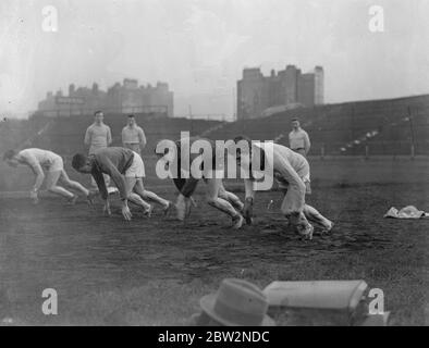 Les athlètes olympiques britanniques commencent leur entraînement aux Jeux Olympiques de Los Angeles . L'entraînement a commencé au pont Stamford , dimanche par les athelètes olympiques britanniques pour les Jeux Olympiques de Los Angeles en juillet prochain . E L page Ernest Geerling G F Saunders et J F Rice sur la piste . 21 février 1932 30, 30, 30, 30, 30, 30, 30, 30, 30 Banque D'Images