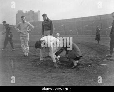 Les athlètes olympiques britanniques commencent leur entraînement aux Jeux Olympiques de Los Angeles . L'entraînement a commencé au pont Stamford , dimanche par les athelètes olympiques britanniques pour les Jeux Olympiques de Los Angeles en juillet prochain . Un coureur placé en position par UN G Hill , ancien champion olympique de 1500 mètres . 21 février 1932 30, 30, 30, 30, 30, 30, 30, 30, 30 Banque D'Images