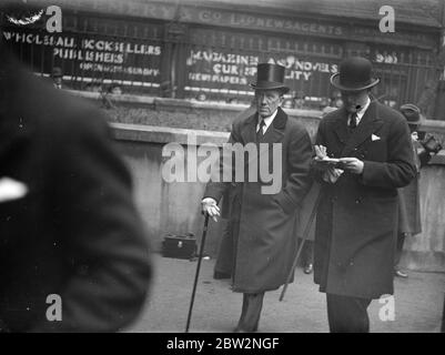 Service commémoratif pour M. Edgar Wallace . Le service commémoratif de M. Edgar Wallace le grand romancier et dramaturge qui est mort à Hollywood , a eu lieu à l'église ST brides , Fleet Street , Londres . Sir Gerald du Mauriier ( à gauche ) le célèbre acteur , qui a joué le rôle de chef dans de nombreuses pièces d'Edgar Wallace , arrivant pour le service commémoratif . 15 février 1932 Banque D'Images