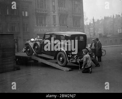 Lincoln est arrivé pour le Ford Motor Show . La Ford Motor Company organise une exposition de ses derniers modèles au Royal Albert Hall , Londres , comme avant-première à l'une des plus grandes poussées commerciales de ces dernières années . Le dernier modèle de la luxueuse voiture Lincoln arrivant à l'Albert Hall pour le spectacle . 18 février 1932 Banque D'Images