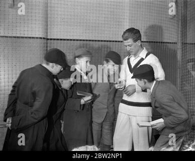 Harold Larwood un cricketer professionnel pour le Nottinghamshire montre aux enfants comment tenir la balle . 9 avril 1934 Banque D'Images