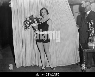 Vainqueur du concours de figure le plus parfait du monde à Londres . Mlle Stella Pierres de Hampstead , Londres , 25 ans , a été déclarée vainqueur du ' concours de la figure la plus parfaite ' , tenu à l'Empire Holborn , Londres pour lequel plus de trois mille entrées de partout dans le monde ont participé . Mlle Stella Pierres , de Hampstead , Londres , vainqueur du concours de la figure la plus parfaite après le concours . 20 février 1932 30, 30, 30, 30, 30, 30, 30, 30, 30 Banque D'Images