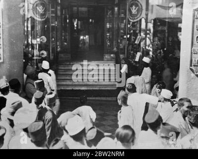 Boycotage de magasins de tissus étrangers à Bombay . Après l'arrestation de Mahatma Gandhi et de ses partisans à Bombay , une nouvelle vague de boycott des marchandises britanniques a éclaté en Inde . Partout, les autochtones sont invités à s'abstenir d'acheter des vêtements étrangers et des piquetage ont été stationnés à l'extérieur des magasins étrangers en chef . Piquetage à l'extérieur d'un magasin anglais à Bombay où le boycott est maintenant en plein essor . 16 février 1932 Banque D'Images