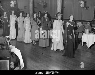 Des mannequins dansants apparaissent pour la première fois à London Dress sisplay . Pour la première fois, des mannequins dansants ont été vus à Londres lorsqu'ils ont comparu à un défilé de robes organisé par les maisons de mode de Londres au club de Ciro , Londres . Le mouvement des danseurs a permis aux robes d'être vu à un plus grand avantage . Mannequins dans une parade de mode , ancien et nouveau , au défilé de mode syncopé . 15 février 1932 Banque D'Images