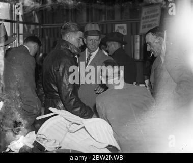 L'équipe australienne de tournée des cendres achète son équipement à une équipe australienne de cricket passée une matinée à l'usine de sport de Stuart Suridge et Co , en choisissant des battes et de l'équipement pour leur tour . Photos montre Alan Kipax un Chuck Fleetwood-Smith acheter du matériel au comptoir . 26 avril 1934 . Banque D'Images