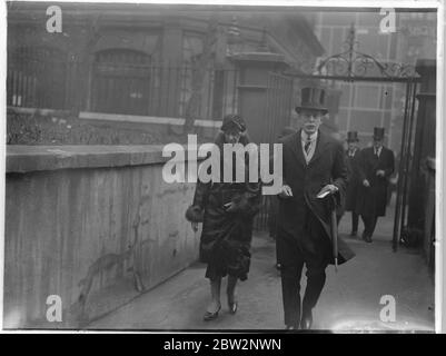 Service commémoratif pour M. Edgar Wallace . Le service commémoratif de M. Edgar Wallace le grand romancier et dramaturge qui est mort à Hollywood , a eu lieu à l'église ST brides , Fleet Street , Londres . Sir Ian et Lady Hamilton quittant l'église après le service . 15 février 1932 Banque D'Images