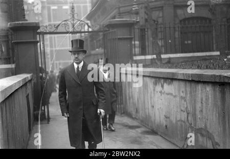 Service commémoratif pour M. Edgar Wallace . Le service commémoratif de M. Edgar Wallace le grand romancier et dramaturge qui est mort à Hollywood , a eu lieu à l'église ST brides , Fleet Street , Londres . Lord Roseberry arrivant pour le service commémoratif . 15 février 1932 Banque D'Images