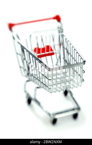 Un petit tramway rouge de supermarché Banque D'Images