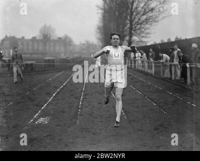 Gagner le mile dans les finales de Cambridge . Fitzwilliam House et Magdalene se sont rencontrés en finale des concours inter-universitaires de l'Université de Cambridge . C Whitehead gagnant le mile dans le style fin . 15 février 1932 Banque D'Images