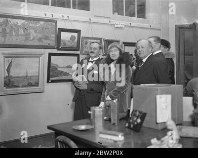 Duchesse de York ouvre une exposition d'art de poste . La duchesse de York a ouvert l'exposition d'art générale de la poste à Mount Pleasant , la section intérieure à Farringdon Road , Londres . La duchesse de York avec Sir Kingsley Wood , le ministre des postes , à l'exposition . 16 février 1932 Banque D'Images