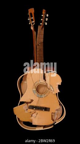 Une guitare acoustique et cassés Banque D'Images