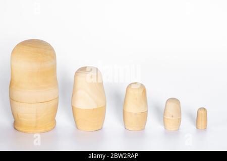 Blanc de bouleau en bois de poupées russes pour la nidification à colorier. Art populaire artisanat pour enfants Banque D'Images