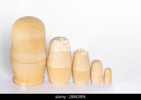 Blanc de bouleau en bois de poupées russes pour la nidification à colorier. Art populaire artisanat pour enfants Banque D'Images