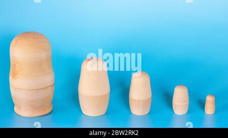 Blanc de bouleau en bois de poupées russes pour la nidification à colorier. Art populaire artisanat pour enfants Banque D'Images