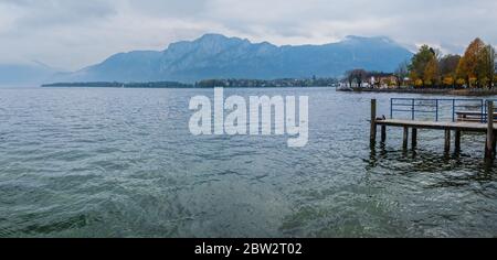 Automne Alpes montagne lac Mondsee vue de la brume, Seepromenade Mondsee, Salzkammergut, haute-Autriche. Les gens sont méconnaissables. Banque D'Images