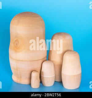 Blanc de bouleau en bois de poupées russes pour la nidification à colorier. Art populaire artisanat pour enfants Banque D'Images