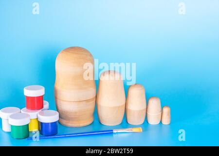 Blanc de bouleau en bois de poupées russes pour la nidification à colorier. Art populaire artisanat pour enfants Banque D'Images
