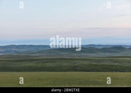 Géorgie, la région autour du village d'Udabno et du monastère David Gareja, site classé au patrimoine mondial de l'UNESCO. Il n'y a que des steppes et des montagnes à l'intérieur Banque D'Images