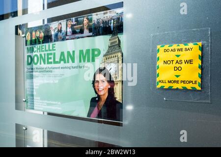 Chippenham, Wiltshire, Royaume-Uni, 29 mai 2020. Alors que Boris Johnson est confronté à une colère croissante à propos de Dominic Cummings, un autocollant anti tory est représenté sur la fenêtre du bureau de circonscription de Michelle Donelan, le député conservateur de la circonscription de Chippenham. Credit: Lynchpics/Alay Live News Banque D'Images