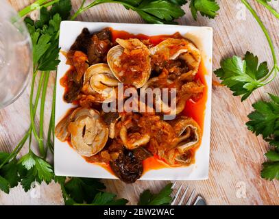 Hors-d'œuvre de filet de hareng mariné de style chasse aux champignons, sauce tomate garnie de légumes verts. Cuisine polonaise Banque D'Images