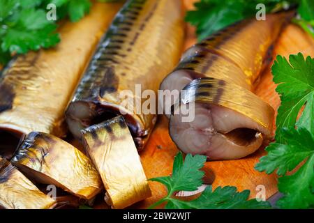 Poisson fumé parfumé au maquereau, coupé en tranches et garni de persil, cuisine méditerranéenne Banque D'Images