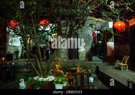 Vous pourrez manger à la lanterne rouge allumé dans le Jinyu East Inn Fuyu bâtiment dans le village de Hongkeng bâtiments tulou. Banque D'Images