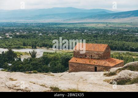 L'église du Prince à Uplistsikhe, une ancienne ville de roche-huwn datant de l'âge de fer, construite le long de la rivière Mtkvari près de Gori, Géorgie Banque D'Images