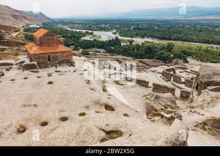 L'église du Prince à Uplistsikhe, une ancienne ville de roche-huwn datant de l'âge de fer, construite le long de la rivière Mtkvari près de Gori, Géorgie Banque D'Images