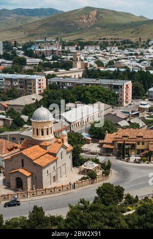 Vue sur la ville de Gori, dans l'est de la Géorgie. La cathédrale de la Nativité de la Sainte Vierge est en évidence Banque D'Images