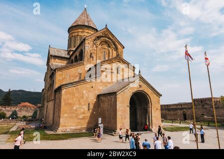 Des drapeaux géorgiens volent devant la cathédrale Svetitskhoveli, une cathédrale orthodoxe orientale du XIe siècle à Mtskheta, en Géorgie Banque D'Images