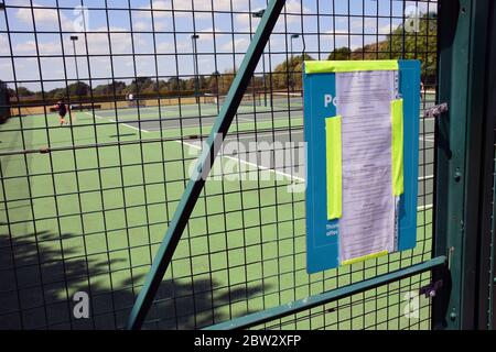 Alors que le blocage du coronavirus se réduit, les courts de tennis rouvrent mais avec des règles strictes de distance sociale, Eaton Park, Norwich UK mai 2020 Banque D'Images