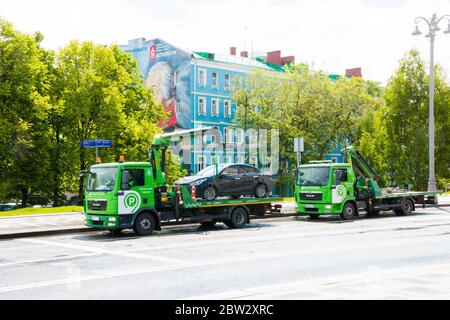 Le service de remorquage amène la voiture à l'empaqueuse. Photo de rue. Moscou, Russie, mai 2020. Banque D'Images