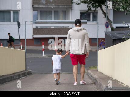 Dietzenbach, Allemagne. 29 mai 2020. Un père descend à la sortie d'une terrasse de stationnement avec son petit fils. La nuit dernière, la police et les pompiers ont été attaqués et ont jeté des pierres sur eux depuis le pont de stationnement. Apparemment, les auteurs avaient intentionnellement mis deux feux pour attirer les officiers. Crédit : Boris Roessler/dpa/Alay Live News Banque D'Images