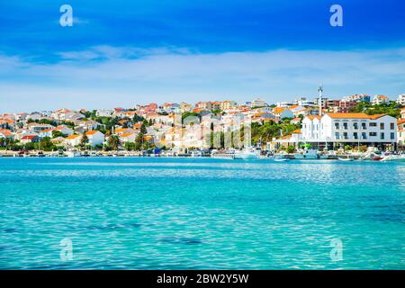 Croatie, belle ville Adriatique de Novalja sur l'île de Pag, vue aérienne de drone Banque D'Images