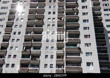 Dietzenbach, Allemagne. 29 mai 2020. Le soleil se reflète dans une fenêtre de la tour de l'habitation, où la police et les pompiers ont été lancés de pierres et attaqués hier soir. Apparemment, les auteurs avaient intentionnellement mis deux feux pour attirer les officiers. Crédit : Boris Roessler/dpa/Alay Live News Banque D'Images