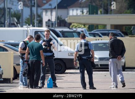 Dietzenbach, Allemagne. 29 mai 2020. Après des attaques contre les services d'urgence, les policiers locaux ont interviewé des témoins. La nuit dernière, la police et les pompiers avaient été attaqués et lapidés depuis une plate-forme de stationnement. Apparemment, les auteurs avaient intentionnellement mis deux feux pour attirer les officiers. Crédit : Boris Roessler/dpa/Alay Live News Banque D'Images