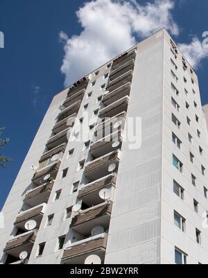 Dietzenbach, Allemagne. 29 mai 2020. Des nuages se déplacent sur la tour des logements, où la police et les pompiers ont été lancés de pierres et attaqués hier soir. Apparemment, les auteurs avaient intentionnellement mis deux feux pour attirer les officiers. Crédit : Boris Roessler/dpa/Alay Live News Banque D'Images