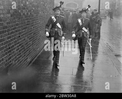 King tient le lévee au Palais St James . Le roi a tenu le premier lévee de la saison au Palais St James , Londres . Lieut J D Welsh et 2ème Lieut D Dundas ( à droite ) du 2e Bataillon Kings Own Borderers , partant après le lévee . 8 mars 1932 Banque D'Images