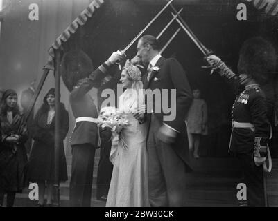 Mariage de chapelle de gardes pour la nièce du duc de Rutland et guardsman parent du comte de Harewood . Le mariage du capitaine John Lascelles, un parent du comte de Harewood , mari de la princesse Mary , Qui est dans les gardes de Coldstream, à Mlle Betty Manners, seul enfant du défunt colonel Lord Robert et nièce du duc de Rutland , a eu lieu à la Chapelle des gardes , casernes Wellington , Londres . Elle est également une nièce de la célèbre beauté Lady Diana Duff Cooper , sœur du duc de Rutland . Vu ici après la cérémonie . 25 janvier 1932 Banque D'Images