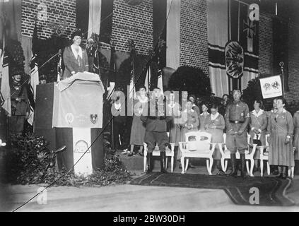 La princesse de la Couronne allemande préside à la rencontre des femmes nationalistes à Potsdam . Après un examen des casques d'acier à Potsdam par l'ancien prince héritier allemand , l'ancienne princesse Cecilie a présidé une réunion de femmes nationalistes à Potsdam , à laquelle le prince héritier était également présent . Tous les efforts sont faits par les nationalistes pour garder les anciens membres de la famille impériale dans l'œil public . La princesse de la Couronne s'adressant aux femmes nationalistes lors d'une réunion à Potsdam . L'ex-Prince de la Couronne se trouve à droite . 20 septembre 1932 Banque D'Images