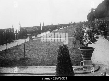 Préparation de la villa d'été du Pape pour la visite à venir. Les préparatifs sont rapidement en cours de préparation pour la prochaine visite du Pape à sa villa d'été à Castelgandolfo . Les jardins sont magnifiquement agendés par une armée de travailleurs, et la villa est en cours de rénovation et de modernisation. Ces photos ont été prises par un photographe déguisé en maçon , avec un appareil photo caché sous ses vêtements , et sont les premières photos faites de l'œuvre . Un des chemins de pelouse à l'approche de la villa. 29 juin 1932 Banque D'Images