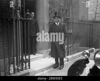 Ministre italien des Affaires étrangères à Downing Street . Signor Grandi , le ministre italien des Affaires étrangères , a effectué une visite matinale au 10 Downing Street pour tenir des entretiens préliminaires avec le Premier ministre avant l'ouverture de la Conférence danubienne au Foreign Office . Signor Grandi arrivant au 10 Downing Street , Londres . 6 avril 1932 Banque D'Images