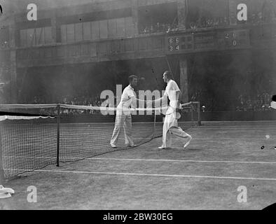 Perry bat Van Ryn à Wimbledon . Fred John Perry (Grande-Bretagne) a battu J van Ryn d'Amérique en trois matchs droits aux championnats de tennis sur gazon à Wimbledon . Van Ryn ( à gauche ) et Perry se secouent la main après leur match . 23 juin 1932 Banque D'Images