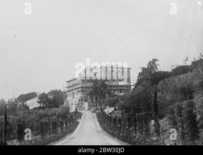 Préparation de la villa d'été du Pape pour la visite à venir. Les préparatifs sont rapidement en cours de préparation pour la prochaine visite du Pape à sa villa d'été à Castelgandolfo . Les jardins sont magnifiquement agendés par une armée de travailleurs, et la villa est en cours de rénovation et de modernisation. Ces photos ont été prises par un photographe déguisé en maçon , avec un appareil photo caché sous ses vêtements , et sont les premières photos faites de l'œuvre . Partie de la visine qui sera près de huit cents yards de long. 29 juin 1932 Banque D'Images