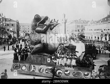 Le roi Carnaval règne à Nice . King Carnaval en tête du grand Carnaval d'hiver à Nice , France qui a été regardé par des milliers . 2 février 1932 Banque D'Images