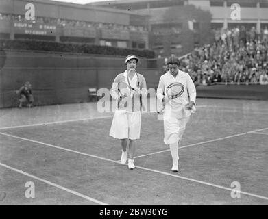 Mme Helen Wills Moody joue le premier match à Wimbledon . Mme Helen Wills Moody of America a joué son premier match des Championnats de Wimbledon cette année au All England Club , Wimbledon , battant Miss Conquerque of Holland . Mme Helen Wills Moody ( à gauche ) et Mlle Conquerque , marchant sur le terrain à Wimbledon . 21 juin 1932 Banque D'Images