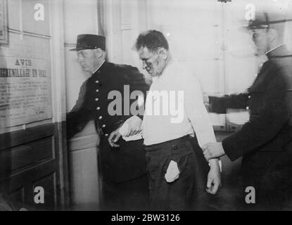 L'assassin du Président Doumer au siège de la police à Paris . Paul Gorgouloff , l'assassin du Président Doumer de France , à la Préfecture de police de Paris , où il a été pris , exsangue et maudit , après que la foule furieuse ait fait des efforts pour le lyncher . Sa femme a été arrêtée à emmenée à Paris . 7 mai 1932 Banque D'Images