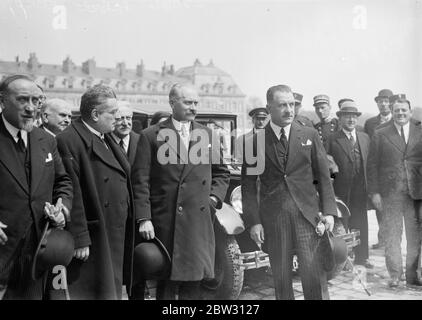 Le fils du pauvre paysan devient nouveau président de la France . Patrouille des gardes armés Versailles . M Albert Lebrun , Président du Sénat a été élu Président de la France , à la suite de M Paul Doumer , assassiné vendredi dernier à Paris . Il est le fils d'un pauvre paysan . Des précautions spéciales ont été prises lors de l'élection et la cavalerie et les mitrailleuses étaient en service à Versailles où l'élection a eu lieu dans la salle de Congrès . Le président Albert Lebrun après son élection à Versailles . 11 mai 1932 Banque D'Images