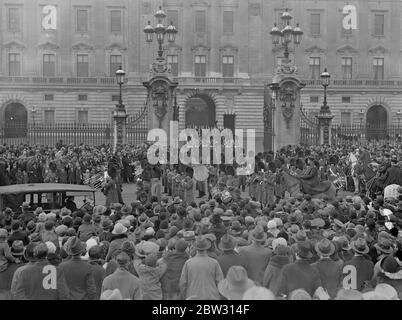 Une foule énorme au palais de Buckingham pour changer la relève de la garde . Une vue sur la foule de vacances qui s'est rassemblée devant Buckingham Palace , Londres , pour assister à la cérémonie de la relève de la garde , sur Bank Holiday . Les visiteurs provinciaux à Londres ont apprécié la vue . La foule énorme regardant le groupe partir après la relève de la garde au Palais de Buckingham . 28 mars 1932 Banque D'Images